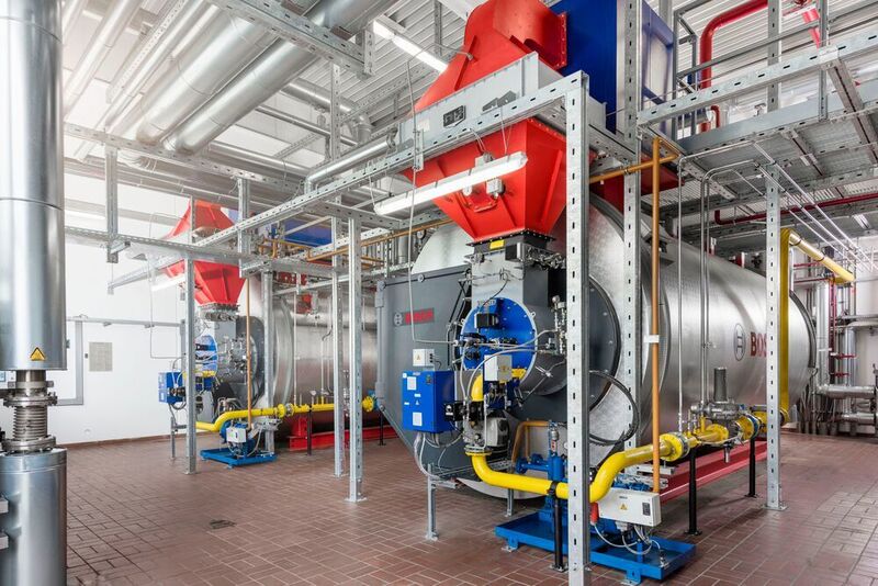Die neuen Bosch-Dampfkessel produzieren zusammen fast 30 Tonnen Dampf pro Stunde für verschiedene Erhitzungsverfahren in der Molkerei. (Bosch Industriekessel)