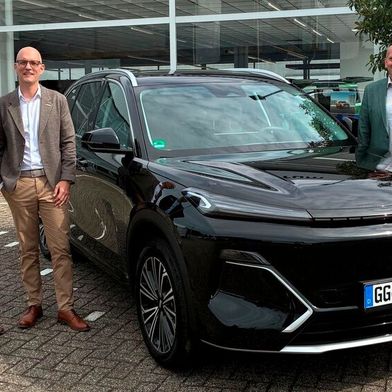 Freuen sich über die Partnerschaft zwischen Geely und der Ebber-Gruppe: (v.l.) Ebber-Prokurist Bernd Dillhage, Thomas D. Hetzer, Distrikt Manager West bei Geely, und Sebastian Geldermann, Standortleiter im Autohaus Fischer. (Bild: Autozentrum Ebber GmbH)
