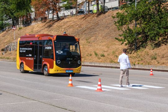 Auch ein manchmal erratisches Verhalten der Testperson auf dem Zebrastreifen meisterte der hochautomatisierte e-CENTRO ohne Beanstandung.(Bild:  Richard Oed)