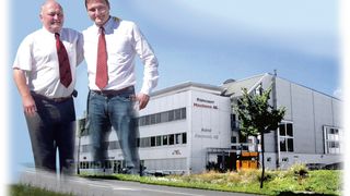 Stabsübergabe bei der Firma Ramsauer Maschinen AG von Kurt Ramsauer an seinen Sohn Carlo Ramsauer. (Archiv: Vogel Business Media)