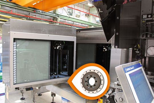 Schwenkmechanismus in der Seitenwandinspektion der Linatronic 735, realisiert mit Iglidur-Drehkranzlager statt Scharnierlagerung.(Bild:  Igus GmbH)