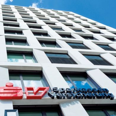 Die SV Informatik GmbH ist eine Tochtergesellschaft der SV SparkassenVersicherung in Mannheim.
 (Bild:  SV Informatik)