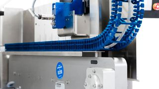 Auf der diesjährigen Fachpack hat Igus die neue Hygienic-Design-Energiekkette an der Tiefziehverpackungsmaschine R 081 von Multivac gezeigt. (Igus)