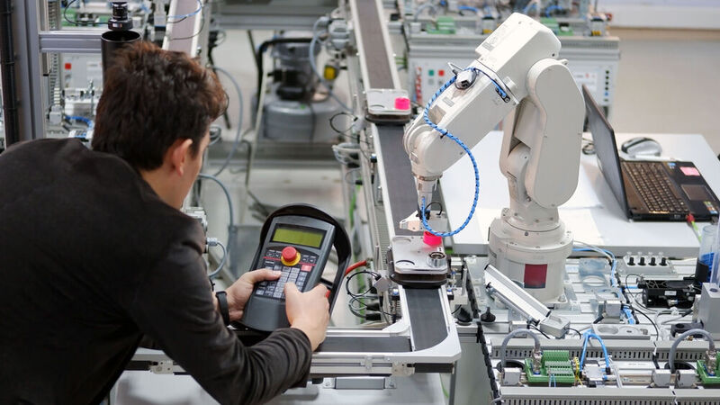Für seine Umfrage hat Reichelt Elektronik mehr als 1.500 Unternehmen aus der Industrie – darunter 500 in Deutschland – befragt.