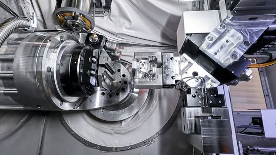 Automatisierte Effizienz: Die «Micro 5 XL» beim reibungslosen Wechsel von Fertig- und Rohteil im Arbeitsraum.(Bild:  Chiron)