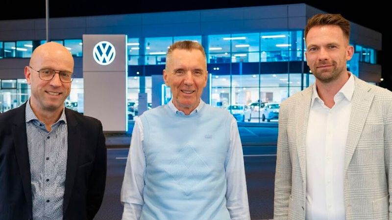 Der Volkswagen-Konzernvertrieb ordnet die Führung seiner Betriebe in Sachsen neu. Lutz Zwerger (l.) kehrt zu Volkswagen in Chemnitz zurück. Henri Strübing (m.) bleibt als Geschäftsführer Region Nord der VGRD Teil der Geschäftsführung der sächsischen Betriebe. Und Ben Jasper steht künftig neben Audi auch an der Spitze von Volkswagen in Leipzig.(Bild:  Volkswagen Group Retail Deutschland GmbH)