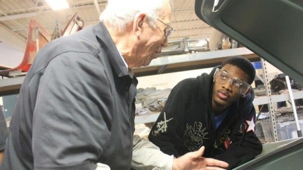 Mentor Buck Buchner und High-Shool-Student Kelvin Duly besprechen Details der Elektrik (Bild: Minddrive)