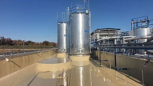 Chemark (Berhida/HU) produziert mehr als 65 Millionen Liter Pflanzenschutzmittel und Dünger pro Jahr.(Bild:  Sto Építőanyag Kft./StoCretec.)
