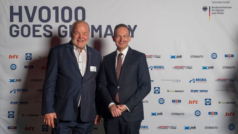 Albert Vetterl (l.), Präsident des Kraftfahrzeuggewerbes Bayern, mit Bundesverkehrsminister Dr. Volker Wissing bei der Auftaktveranstaltung von „HVO 100 goes Germany“ in Berlin.(Bild:  Kfz-Gewerbe Bayern)