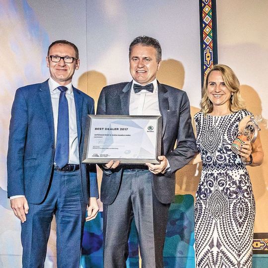 Premium-Vertragspartner von Skoda: Albert (Mitte) und Klaudia Gaida sind in Kapstadt von Jaroslav Hercog, Vertriebschef Westeuropa von Skoda, in den Kreis der „Best Dealer“ der Tschechen aufgenommen worden.(Bild:  Skoda)