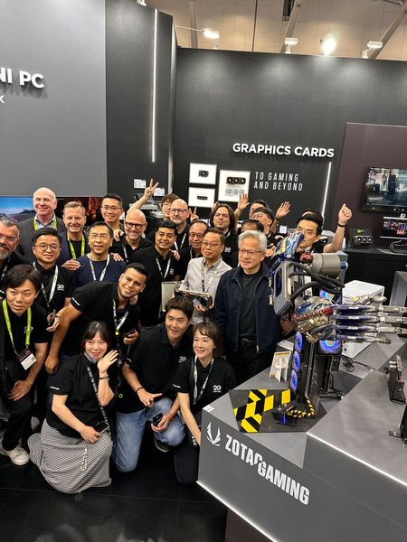 Das ZOTAC Team ist ganz stolz auf das Foto mit Jensen Huang (NVIDIA). (Bild: Vogel IT-Medien)