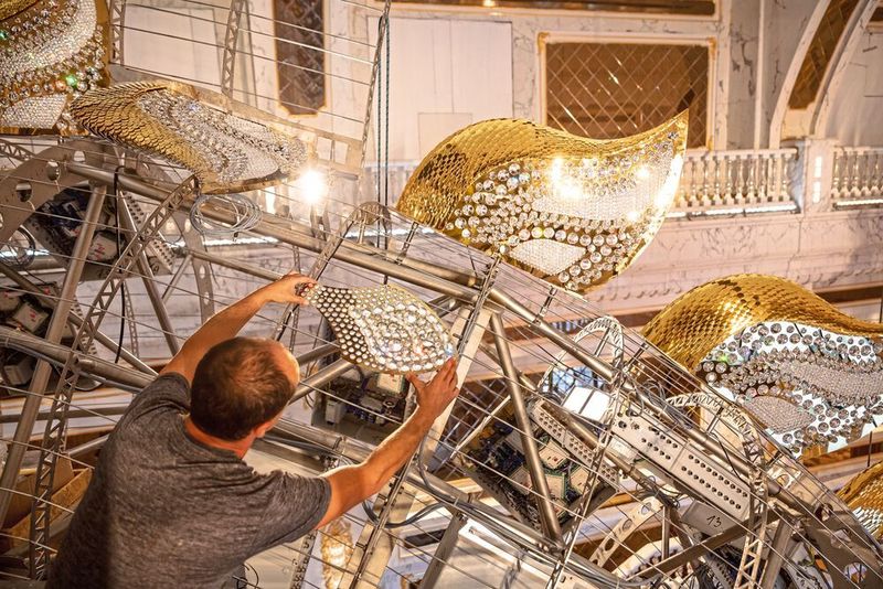 Jeder Drache wird von einem Skelett aus hohlen Rohren mit kreisförmigen Querverstärkungen getragen, das die vollständige Form und Linie des Drachenkörpers bildet. Die Konstruktion erfüllt zwei Grundvoraussetzungen für die Installation und Wartung – sie ist durchfahrbar (einschließlich des Transports der internen Schalttafeln) und ermöglicht den Austausch einzelner Schuppen.  (Lasvit)