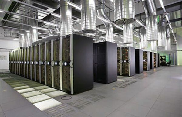 Abbildung 15: Im Dezember 2004 erhielt nach einer EU-weiten Ausschreibung Silicon Graphics Inc. (SGI)  den Zuschlag für das Nachfolgesystem im Garchinger Neubau des LRZ: Die Wahl fiel auf „Altix 4700“ in zwei Lieferstufen (2006, 2007) mit Gesamtkosten von rund 38 Millionen Euro. Als erste Stufe der Ersetzung wurde ein 128-Prozessorsystem „SGI Altix 3700 BX“ beauftragt, das im Februar 2005 noch im LRZ-Gebäude an der Barer Straße in Betrieb ging und das Fujitsu-Siemens-System ablöste. Als zweite Stufe diente ab 2005 ein Megware-Cluster aus 67 Dual-Itanium-Knoten. (Bild: LRZ)