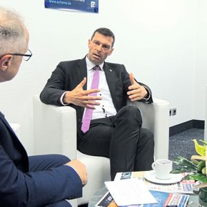 Covestro-CEO Dr. Markus Steilemann (rechts) auf der Achema - im Gespräch mit Process-Chefredakteur Gerd Kielburger.