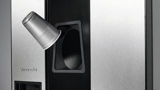 Becher rein, Pfandgeld zurück – so einfach funktioniert der neue Rückgabeautomat „revecta“. (Revecta)