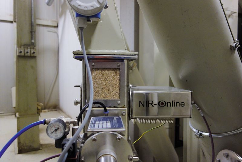 Die NIR-Online-Geräte sorgen für eine zeitnahe Kontrolle der Misch- und Pelletierprozesse. (Bild: Büchi)