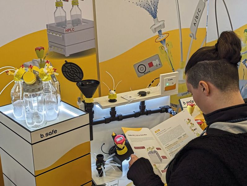 Die Produktausstellung bot den Teilnehmern die Möglichkeit, sich eingehend über HPLC-Produkte und Zubehör zu informieren.   Infos zum Praxistag HPLC finden Sie auf www.praxistag-hplc.de (Bild: VCG – C. Lüttmann)