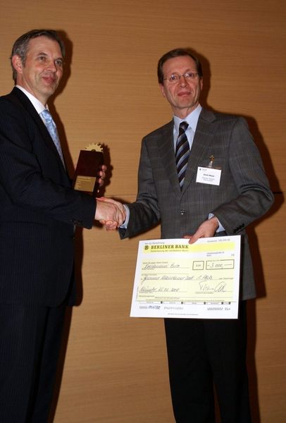 Freut sich über die Auszeichnung Maintainer 2008: Erich Meyer vom Center for Maintenance Methods and Technlogy bei Chemserv Industrieservice (r.) mit Gastgeber Thomas Cook. Bild: Frank Fladerer (Archiv: Vogel Business Media)