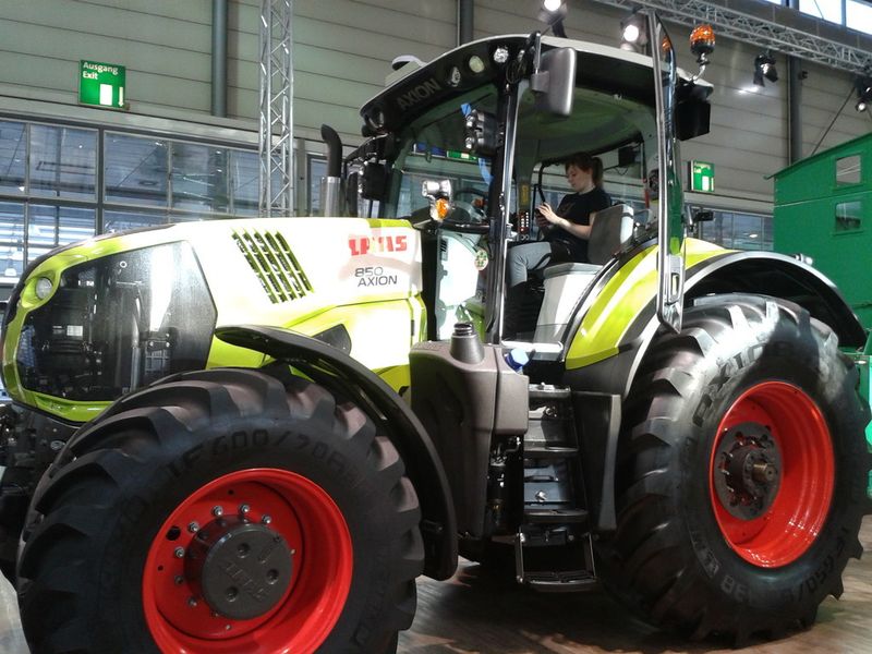 Der Trekker ist mit Hightech und einer Verbindung zum 365FarmNet ausgestattet – „Landwirtschaft meets IT“ in Reinkultur. (Bild: IT-BUSINESS)