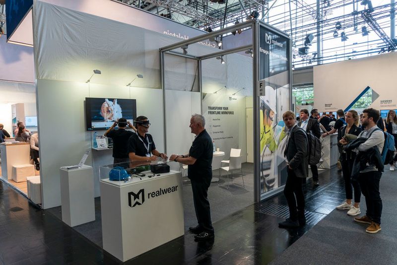 Real Wear ermöglichte Interessierten einen Test ihrer industriegeeigneten Assisted-Reality-Lösung Navigator 500. Ein Anwendungsfall hierfür kann der Remote-Support sein, der es dem Servicepersonal dank Sprachsteuerung ermöglicht, beide Hände stets frei zu haben. Dank des modularen Designs können verschiedene Komponenten bedarfsgerecht getauscht werden. (Bild: Vogel Communications Group)