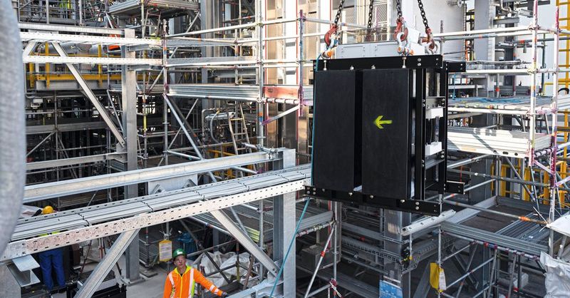 Der elektrisch beheizte Steamcracker der BASF: Durch jeden Transformator fließt ein Strom von mehreren tausend Ampere. (Bild:  BASF)