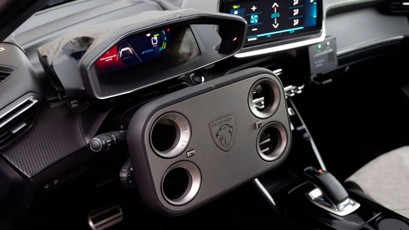 Peugeot testet ein eckiges Lenkrad. In den vier kreisförmigen Löchern sind die Funktionen für Klima, Lautstärke oder Assistenzsysteme untergebracht.(Bild:  Peugeot)