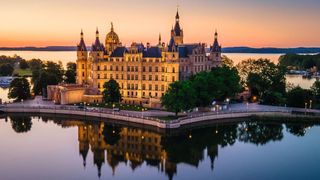 Schwerin ist eine der sechs Modelllkommunen, mit denen das BSI im Projekt WiBA – Weg in die Basis-Absicherung – zusammenarbeitet (©onurcepheli – stock.adobe.com)