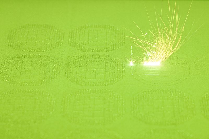 Lasershow mit Präzisionsauftrag: Was spektakulär aussieht, ist Teil eines hochpräzisen Fertigungsprozesses. Beim metallischen 3D-Druck entscheidet dabei nicht nur der Laser, sondern auch die Atmosphäre, die ihn umgibt. (Bild: Swiss M4M Center)