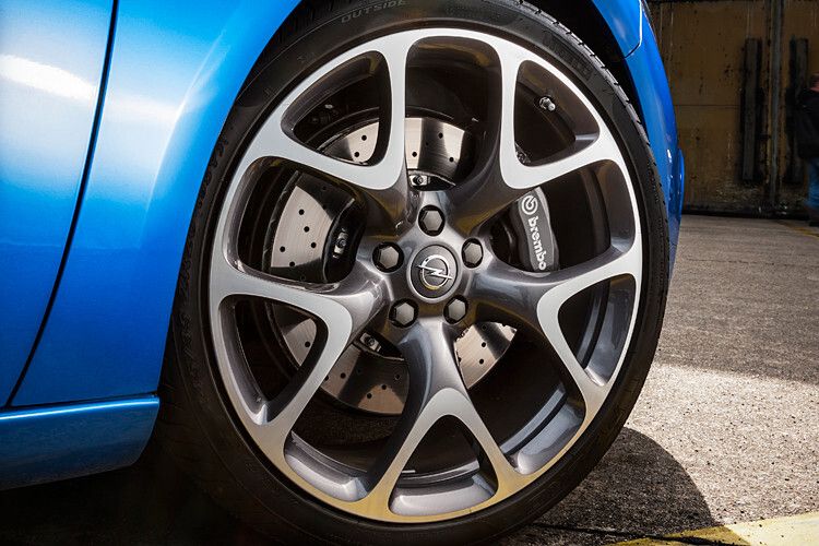 Zurück auf Null geht es mittels Brembo-Sportbremsanlage. Außerdem schick: Die 19-Zoll-Leichtmetallfelgen. (Opel)