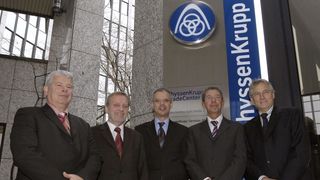 Die Geschäftsführung von Schöbel (v.l.n.r.: Hermann Schmitz, Herbert Schöbel und Dr. Holger Peinemann) und Thyssen-Krupp Industrieservice (Volker Kuhn und Wilhelm J. Hagen) vor dem Thyssen-Krupp Trade Center in Düsseldorf. Bild: Thyssen-Krupp Industrieservice (Archiv: Vogel Business Media)