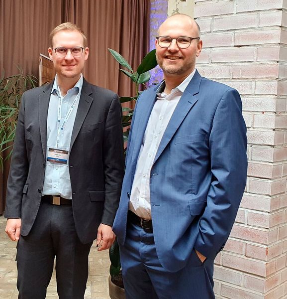 (v.l.) Prof. Dr. Tobias Heer (Belden) und Business Director Christian Bücker (Macmon) freuen sich auf gemeinsame Security-Projekte im IT- und OT-Umfeld. (Bild: Macmon)