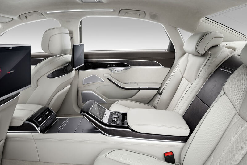 Das „Rear Seat Remote“ mit seinem OLED-Display ist so groß wie ein Smartphone und herausnehmbar in der Mittelarmlehne untergebracht. (Audi)