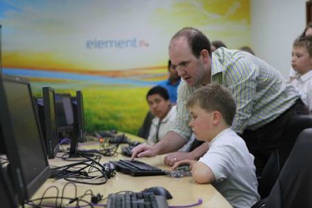 März 2012, das erste Modell, Raspberry Pi B, in Aktion: Eben Upton zeigt Schülern die Linux-basierende Mini-PC-Platine