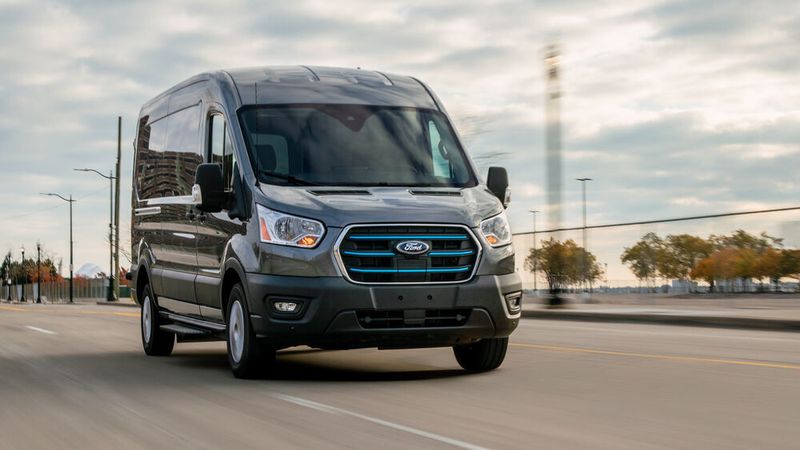 Ford nimmt seinen Nutzfahrzeugklassiker Transit perspektivisch auch als E-Transporter ins Programm. (Ford)