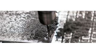 Die feinen CFK-Stäube, die beim Fräsen anfallen, sind gesundheitsschädigend und wirken abrasiv. Düsen blasen sie deshalb in eine Absauganlage. (Fraunhofer IPA/Rainer Bez)