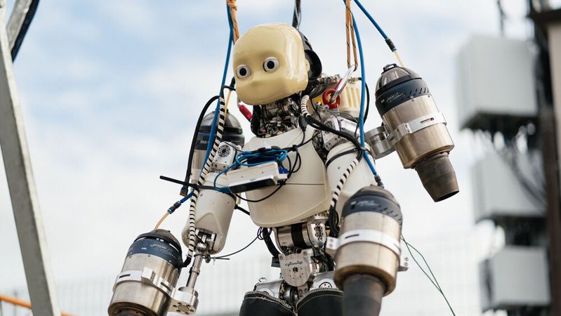 Einen humanoiden Roboter im Flug zu stabilisieren ist eine große Herausforderung, da sich der Schwerpunkt schnell verändern kann. Mithilfe von KI konnten die Wissenschaftler jedoch erste Hürden überwinden. (Bild:  IIT-Istituto Italiano di Tecnologia)