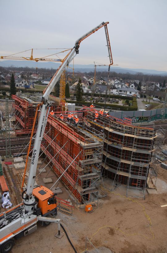 (Im Vordergrund das eingeschalte Widerlager der Achse 20 der Rheintalbahn und dahinter das eingeschalte Widerlager der Achse 10. Bildquelle: Paschal)