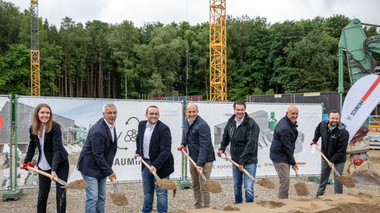 Spatenstich für die neue Bodenwaschanlage in Achstetten (v.l.): Leonie Bertz, Dr. Gregor Silvers  und Elias Haitz (alle Max Wild), Markus Wild und Joachim Kainz (beide Geschäftsführer SW Baumineralik Donau-Iller), Max Wild (Gesellschafter Max Wild) und Patrik Schleicher (Gesellschafter der Schwenk Baustoffgruppe).(Bild: SW Baumineralik)