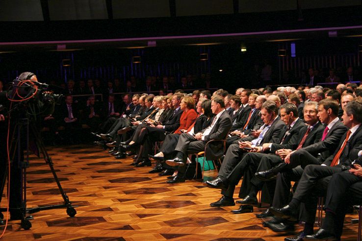 Kanzlerin Merkel verzichtete bei der Rede des russischen Repräsentanten auf das Headset mit der Stimme des Dolmetschers – sie spricht fließend russisch. (Archiv: Vogel Business Media)