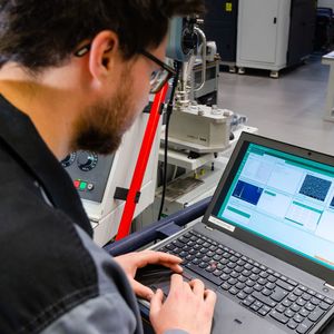 In der am Fraunhofer IWS Dresden entwickelten Prozess- und Materialdatenbank sind alle Details zu den gefertigten Bauteilen hinterlegt. Diese Datenbank lässt komplexe Schlüsse zwischen dem Schweißergebnis und bereits gewonnen Daten zu.(Bild:  Fraunhofer IWS Dresden)