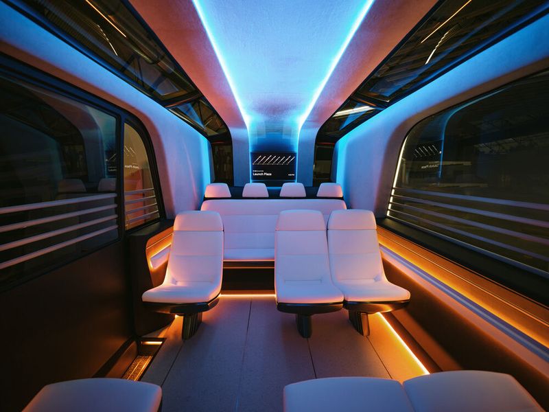 Bis zu 20 Personen haben im Robovan Platz.  (Bild: Tesla)