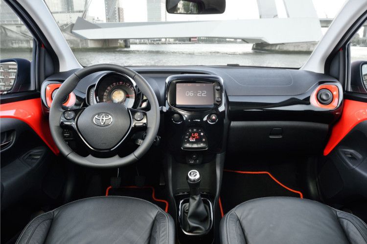 Gerade im Inneraum hat der Aygo im Vergelich zum Vorgänger gewonnen. So gibt es je nach Ausstattungsvariante auch ein Multimedia-System mit Touchfunktion und Navi. Ledersitze sind ebenfalls bestellbar und bieten den in der Vergangeheit oft vermissten Seitenhalt. (Foto: Toyota)