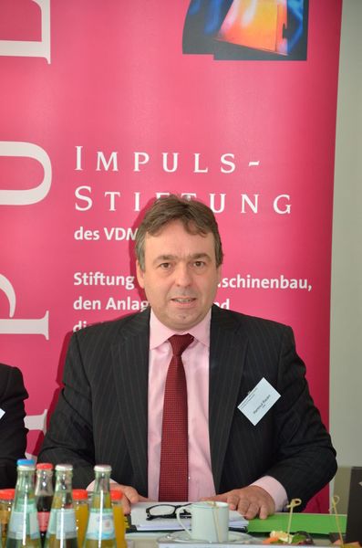 „Die Ergebnisse der Studie zeigen, dass Industrie 4.0 im Maschinen- und Anlagenbau angekommen ist und als Chance wahrgenommen wird. Neun von zehn Unternehmen sehen deutliche Chancen, sich mit Industrie 4.0 am Markt zu differenzieren. Insbesondere die Mitarbeiter spielen eine wichtige und entscheidende Rolle bei Industrie 4.0. In dieser Dimension sind die Unternehmen auch schon am weitesten“, erläutert Hartmut Rauen, stellvertretender VDMA-Hauptgeschäftsführer (Bild: Jablonski)