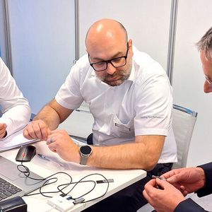 Die Jury bewertet die Werkzeuge (v. l. n. r.): Lütfi Bozkurt, Thomas Riehle und Jochen Reiff.(Bild:  KSKOMM GmbH & Co. KG)
