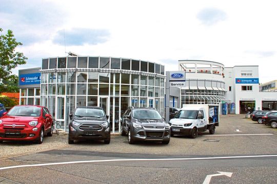 Auch so kann es gehen: Schmauder & Rau in Kirchheim/Teck kombiniert eine traditionsreiche freie Werkstatt mit einem Ford-Servicevertrag.(Bild:  Dominsky/»kfz-betrieb«)