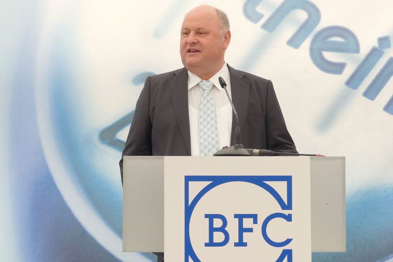 BFC-Vorstandsvorsitzender Helmut Peter forderte die BFC'ler auf, ihre Kontakte zu pflegen. (Büttner/»kfz-betrieb«)
