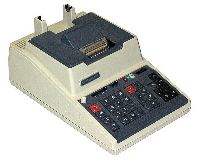 Unicom 141P: Für den von der japanischen Firma Busicom (ursprünglich unter dem Namen Busicom 141-PF) hergestellten Tischrechner hatte Intel den ersten kommerziell verfügbaren Mikroprozessor ursprünglich konzipiert. (Bild: frei lizenziert)