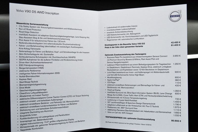 … und dafür, wie angekündigt die Preis- und Ausstattungsliste des Testwagens zu studieren. Der Einstiegspreis der Baureihe V90 liegt bei 42.450 Euro. Der Einstiegspreis des V90 D5 AWD beträgt 61.400 Euro. Mit allen optionalen Zusatzausstattungen kommt der Testwagen auf 80.900 Euro. (Michel / »kfz-betrieb«)