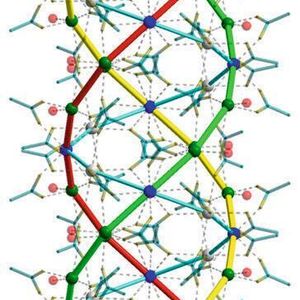 Salz mit ungewöhnlicher Struktur: Wie Max-Planck-Forscher festgestellt haben, kristallisiert das Calciumacetat-Hemihydrat, aus dem die Ausblühungen an Torrettis ‚Die Anbetung der Hirten‘ bestehen, in einer Dreifachhelix, wie sie auch von Kollagen gebildet wird.