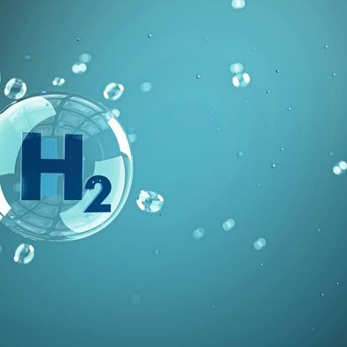 Wasserstoff ist die Alternative zu Koks, um die Stahlerzeugung klimafreundlicher zu machen. Am besten nimmt man grünen Wasserstoff, der mithilfe des Stroms von Windkraftanlagen und Solarfeldern aus Wasser erzeugt wurde. Salzgitter hat sich diesen Wasserstoff nun mittelfristig gesichert ... (Bild: © Alexander Limbach - stock.adobe.com)